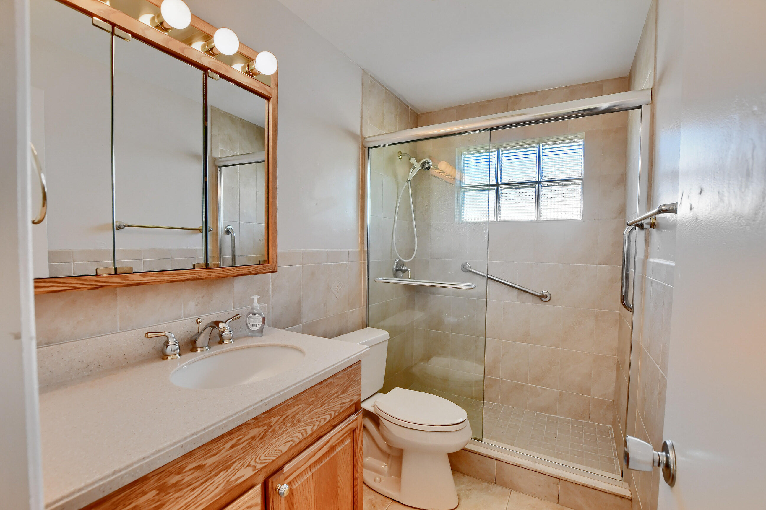 194 Akron Road Lake Worth, FL 33467 - Photo 21 of 40 Bathroom