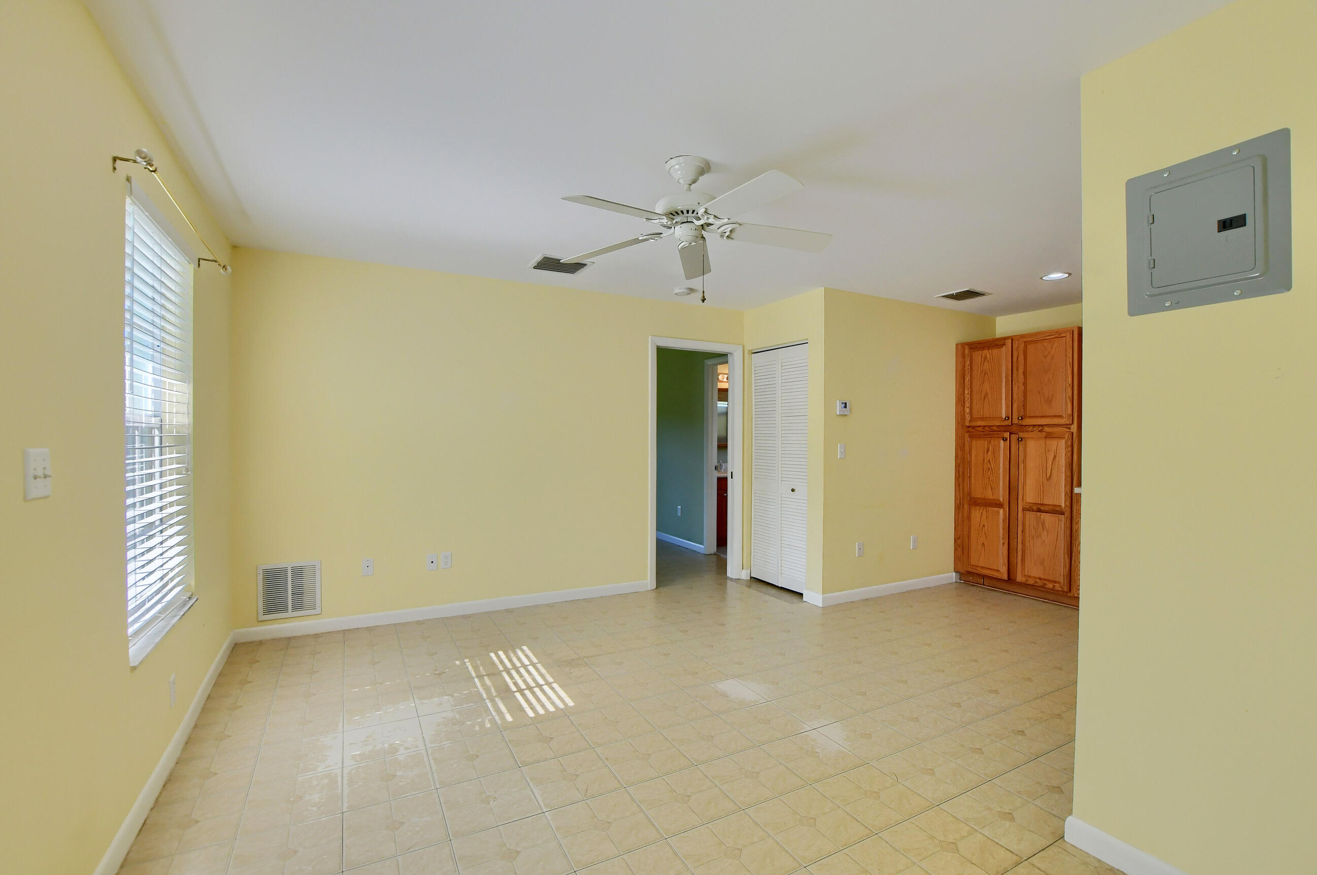 194 Akron Road Lake Worth, FL 33467 - Photo 23 of 40 Guest House Living Room