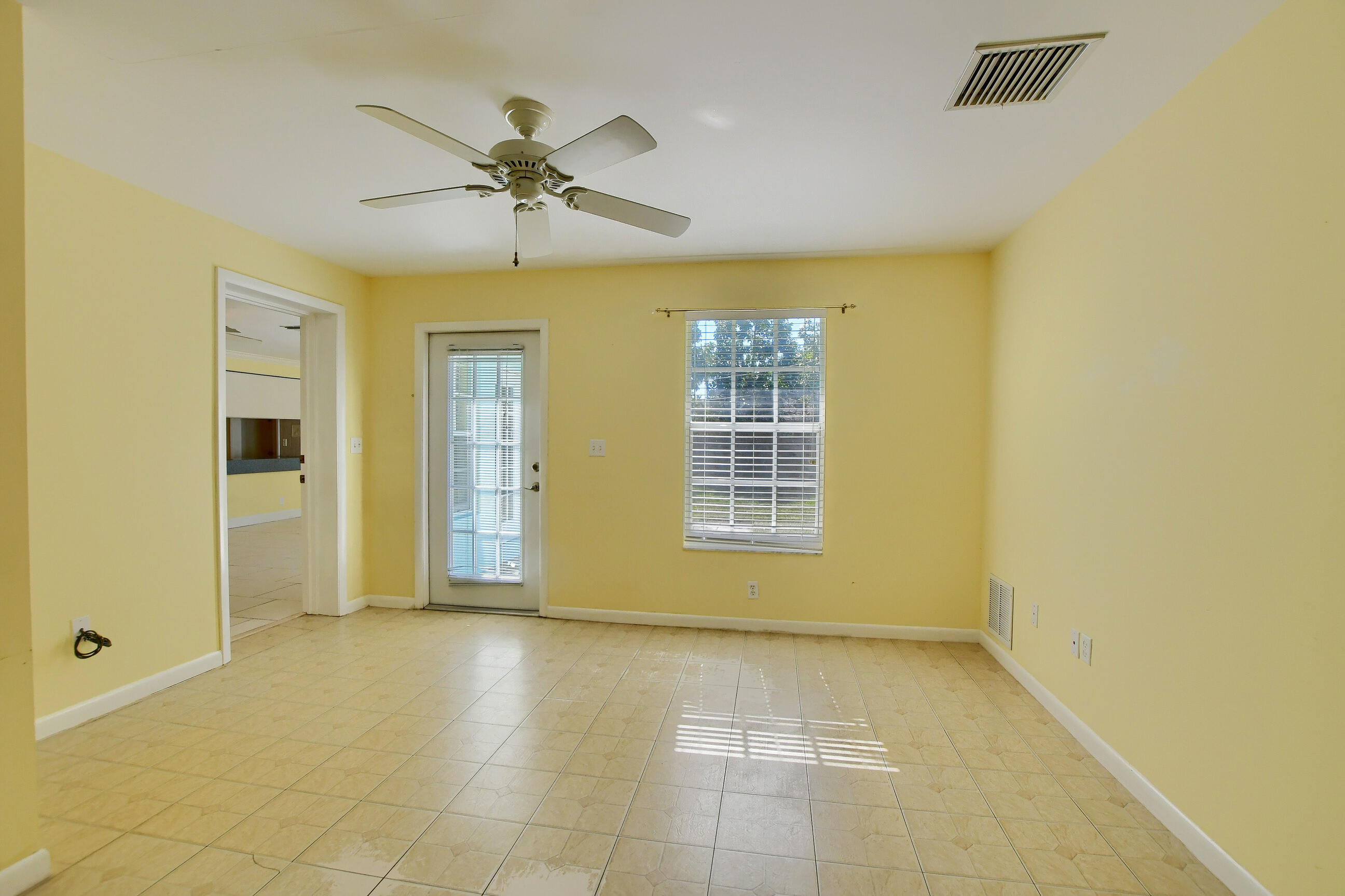 194 Akron Road Lake Worth, FL 33467 - Photo 25 of 40 Guest House Living Room