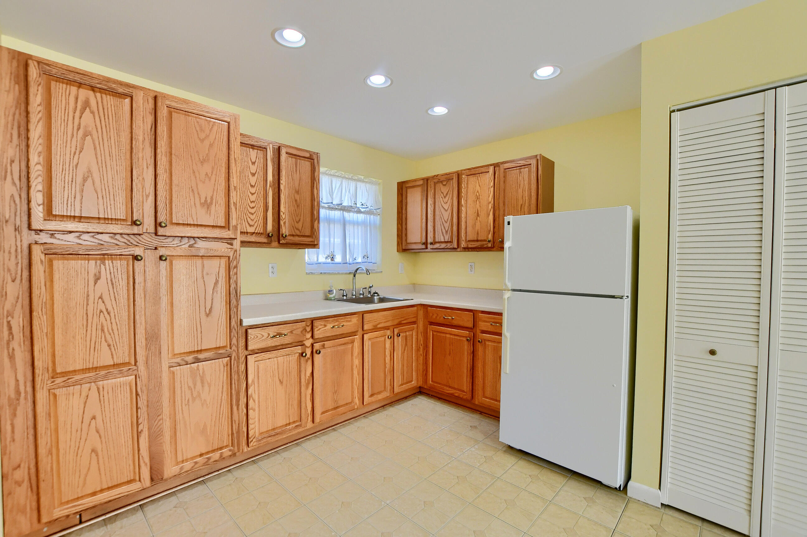 194 Akron Road Lake Worth, FL 33467 - Photo 27 of 40 Kitchen