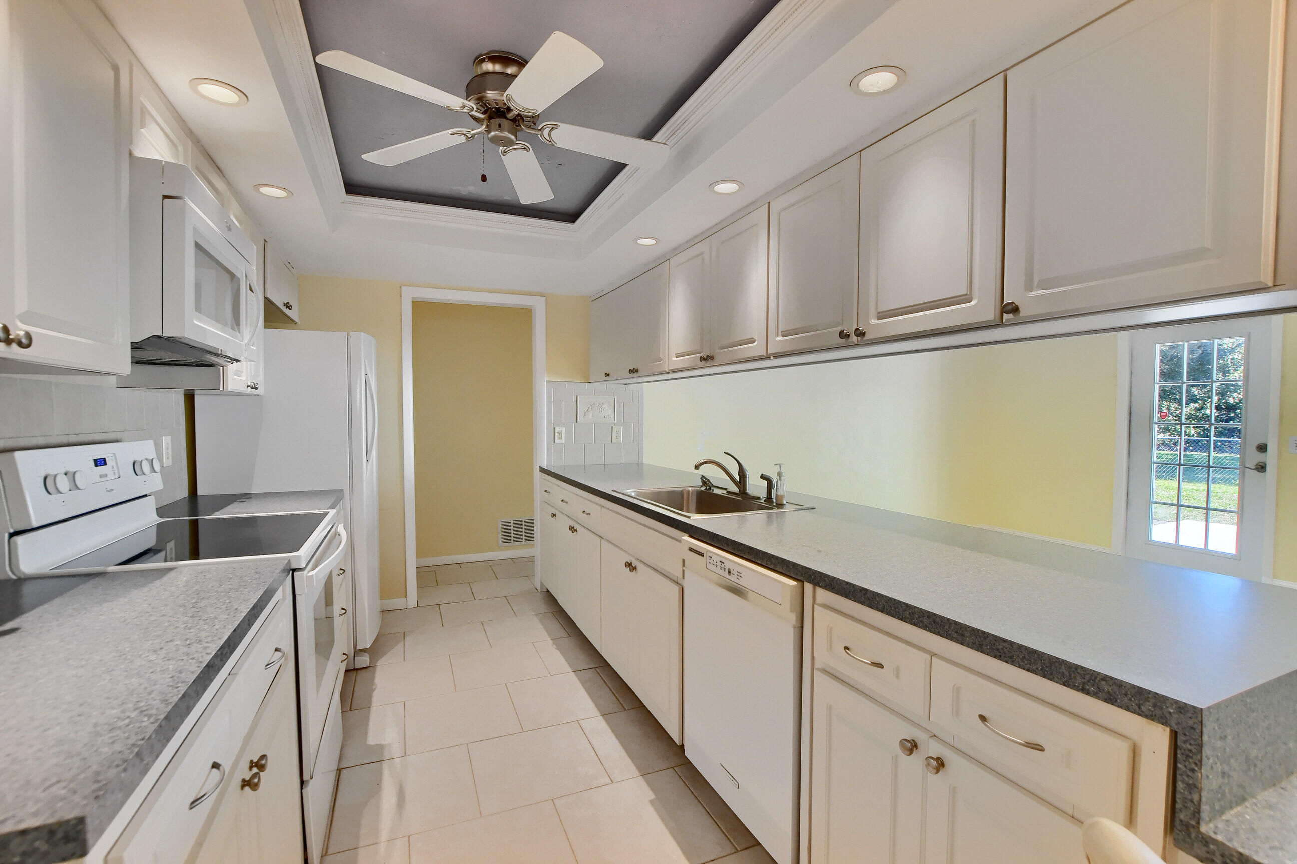 194 Akron Road Lake Worth, FL 33467 - Photo 8 of 40 Kitchen
