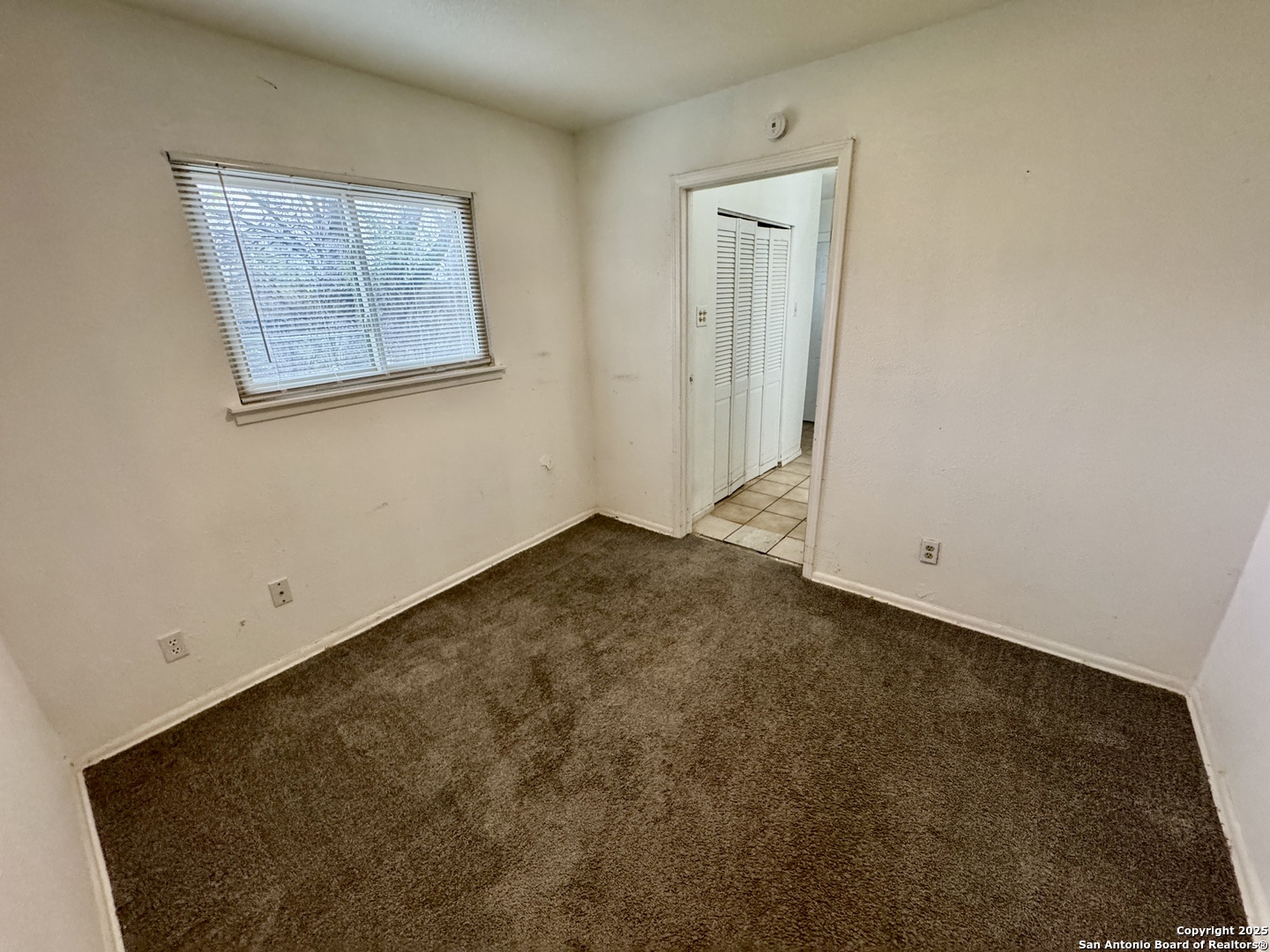 146 Stapleton Street San Antonio, TX 78227 - Photo 19 of 28 an empty room with a bench