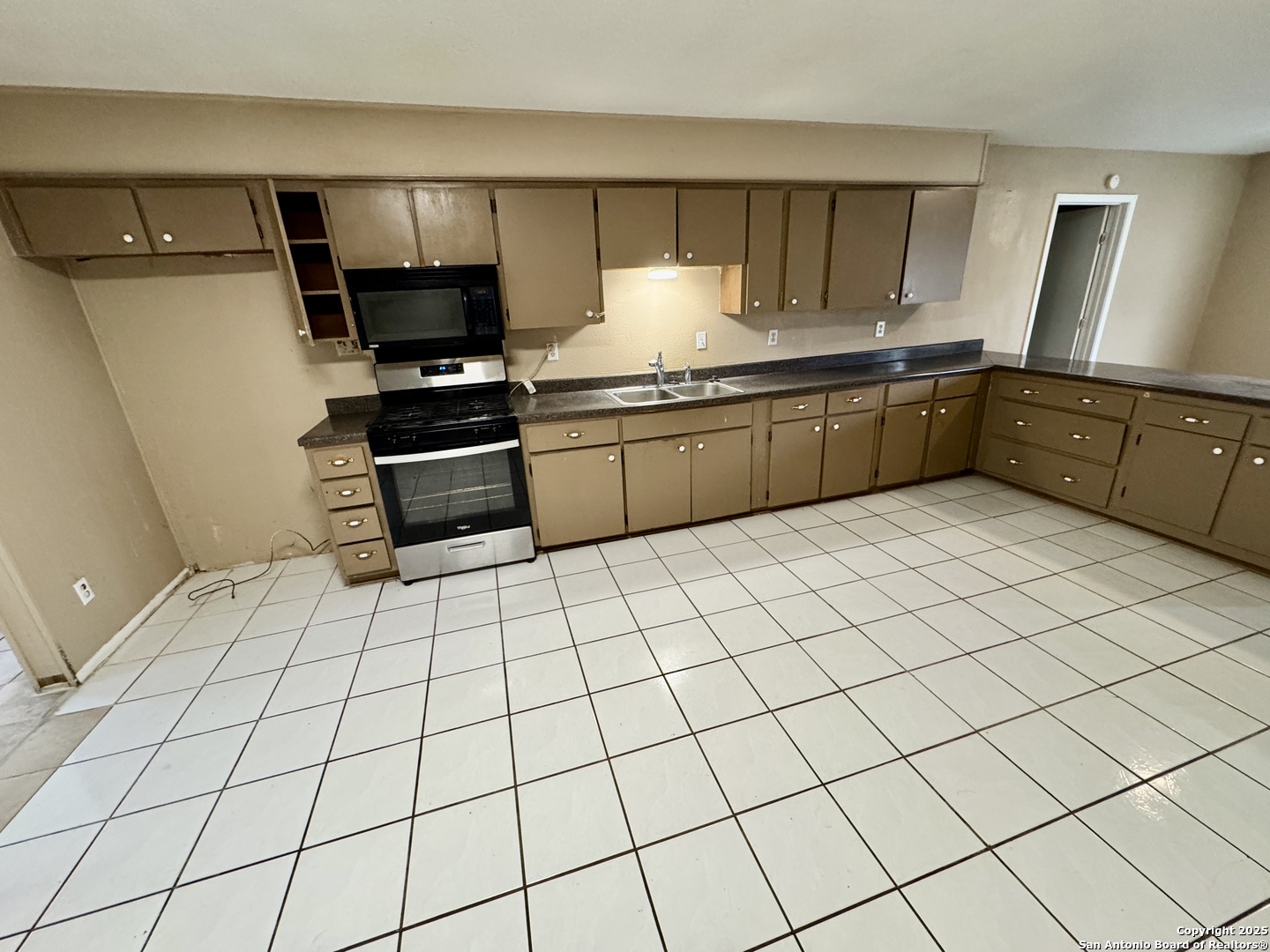 146 Stapleton Street San Antonio, TX 78227 - Photo 8 of 28 a kitchen with stainless steel appliances a sink and cabinets