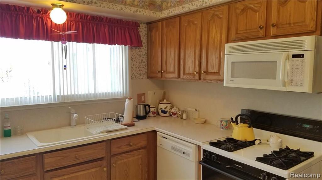 17951 Airport Road Fraser, MI 48026 - Photo 7 of 20