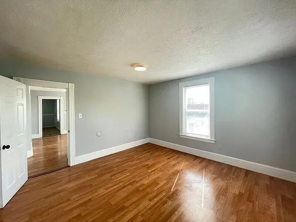 $2,000 | 231 Laurel Street, Unit 3, Manchester, NH 03103