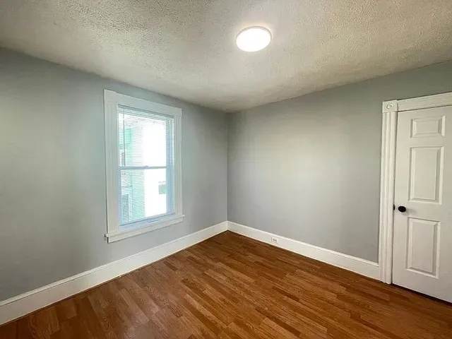 $2,000 | 231 Laurel Street, Unit 3, Manchester, NH 03103