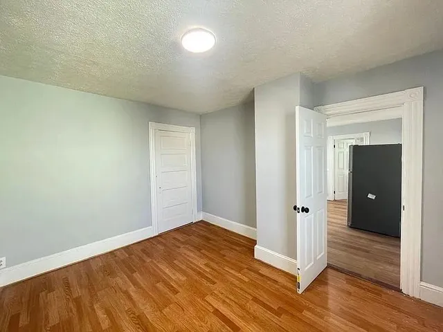 $2,000 | 231 Laurel Street, Unit 3, Manchester, NH 03103