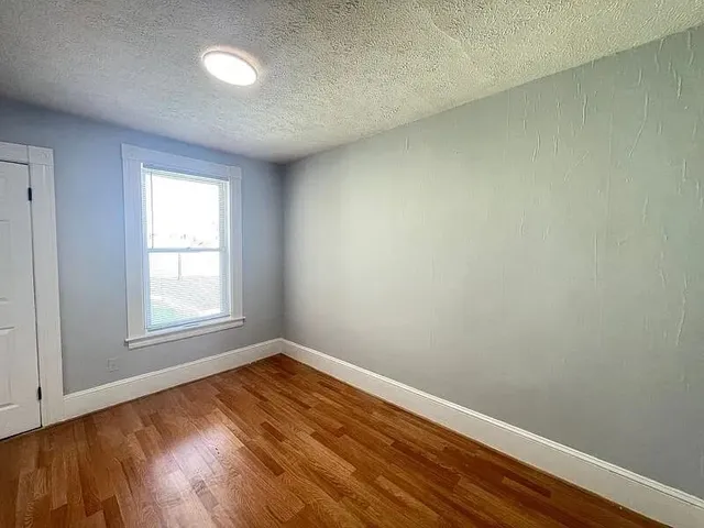 $2,000 | 231 Laurel Street, Unit 3, Manchester, NH 03103