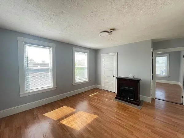 $2,000 | 231 Laurel Street, Unit 3, Manchester, NH 03103