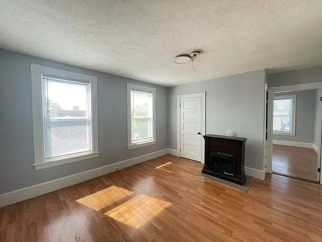 $2,000 | 231 Laurel Street, Unit 3, Manchester, NH 03103