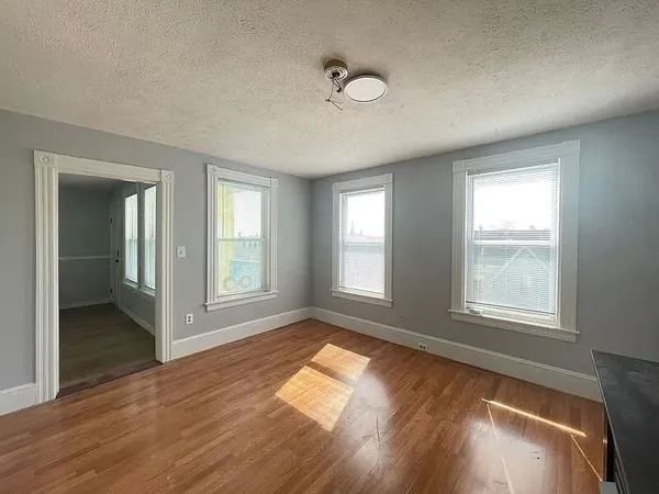 $2,000 | 231 Laurel Street, Unit 3, Manchester, NH 03103