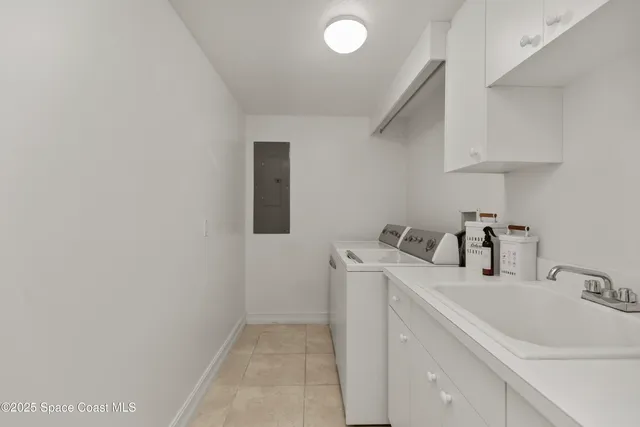 an empty room with fan and a ceiling fan