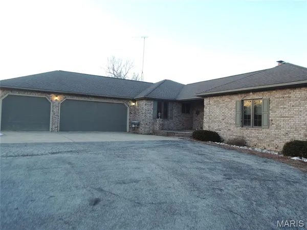 $989,800 | 6 Willow Cir Drive, Greenville, IL 62246