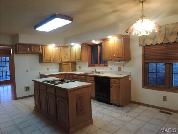 $989,800 | 6 Willow Cir Drive, Greenville, IL 62246