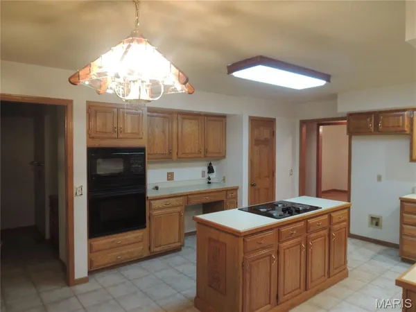 $989,800 | 6 Willow Cir Drive, Greenville, IL 62246