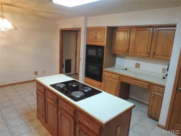 $989,800 | 6 Willow Cir Drive, Greenville, IL 62246