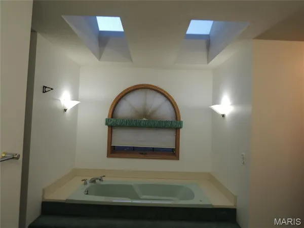 $989,800 | 6 Willow Cir Drive, Greenville, IL 62246