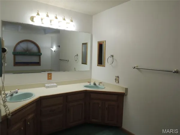 $989,800 | 6 Willow Cir Drive, Greenville, IL 62246