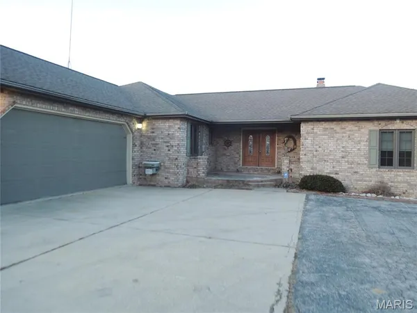 $989,800 | 6 Willow Cir Drive, Greenville, IL 62246