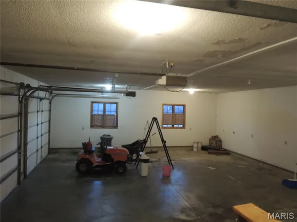 $989,800 | 6 Willow Cir Drive, Greenville, IL 62246