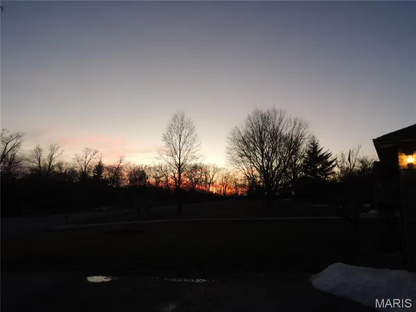 $989,800 | 6 Willow Cir Drive, Greenville, IL 62246