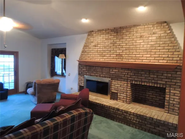 $989,800 | 6 Willow Cir Drive, Greenville, IL 62246