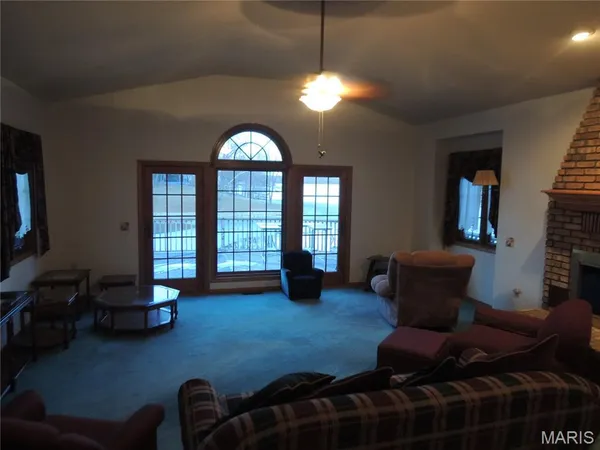 $989,800 | 6 Willow Cir Drive, Greenville, IL 62246