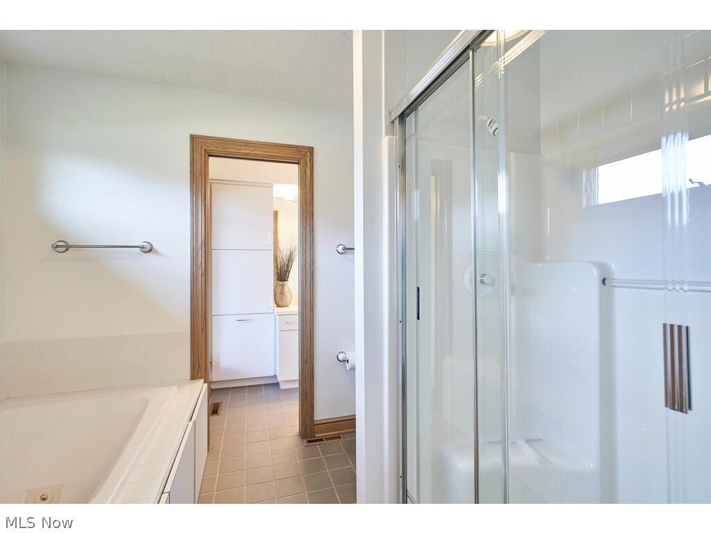 875 Hunter Ridge Circle Fairlawn, OH 44333 - Photo 23 of 34 Shared bathing area for the 2 bedrooms- with shower and whirlpool tub.