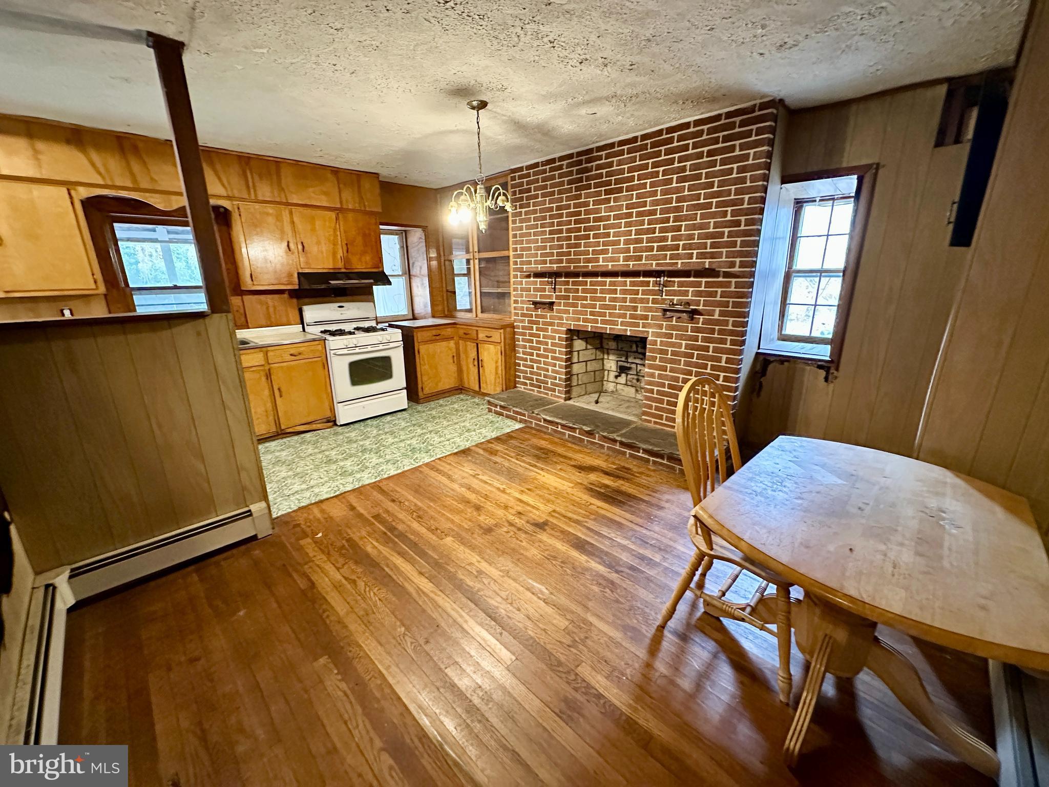 2729 Frederick Road Baltimore, MD 21228 - Photo 12 of 42 Dining area