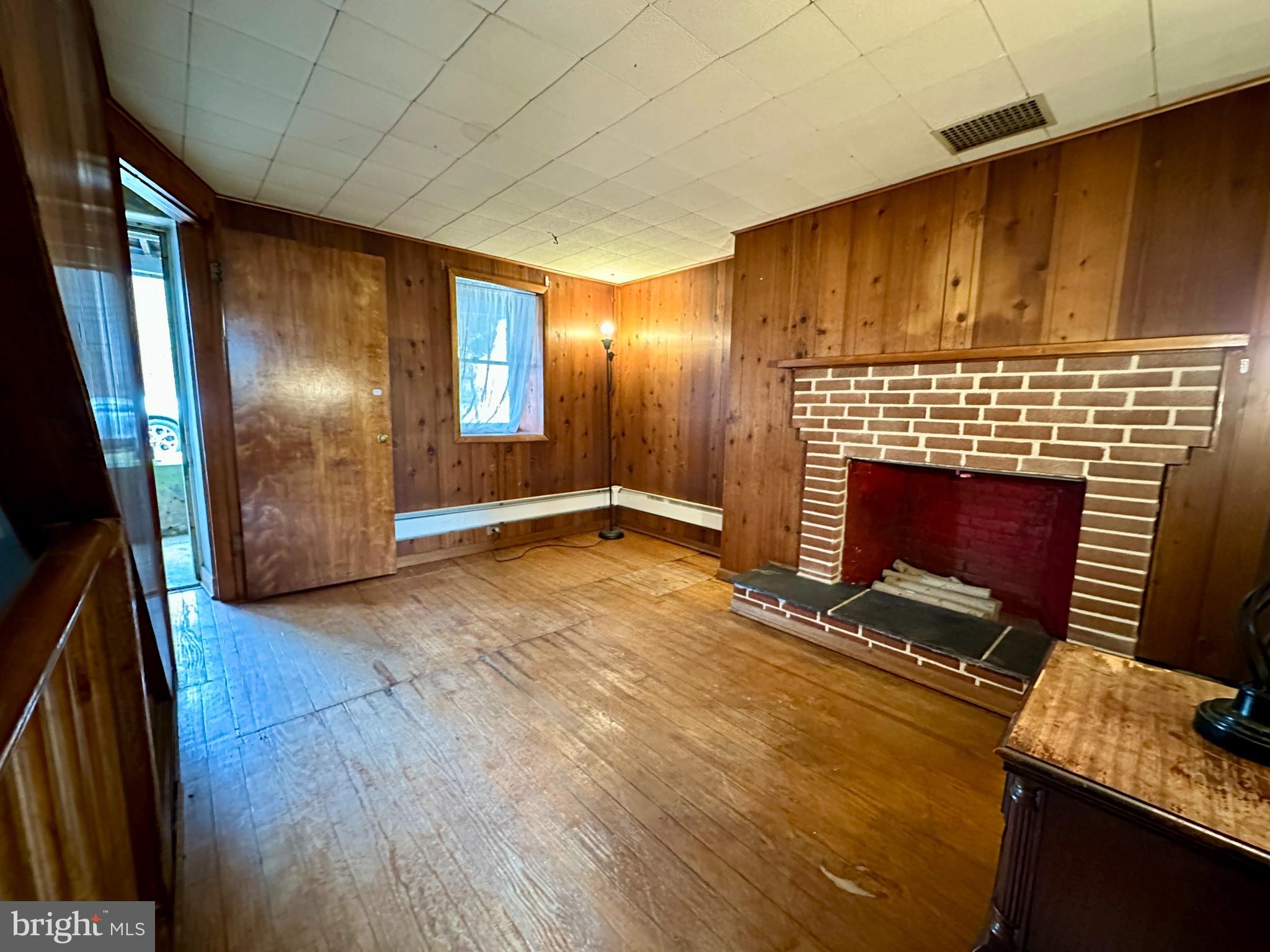2729 Frederick Road Baltimore, MD 21228 - Photo 6 of 42 Living Room