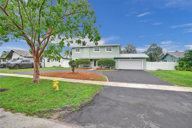 a view of a house with a yard