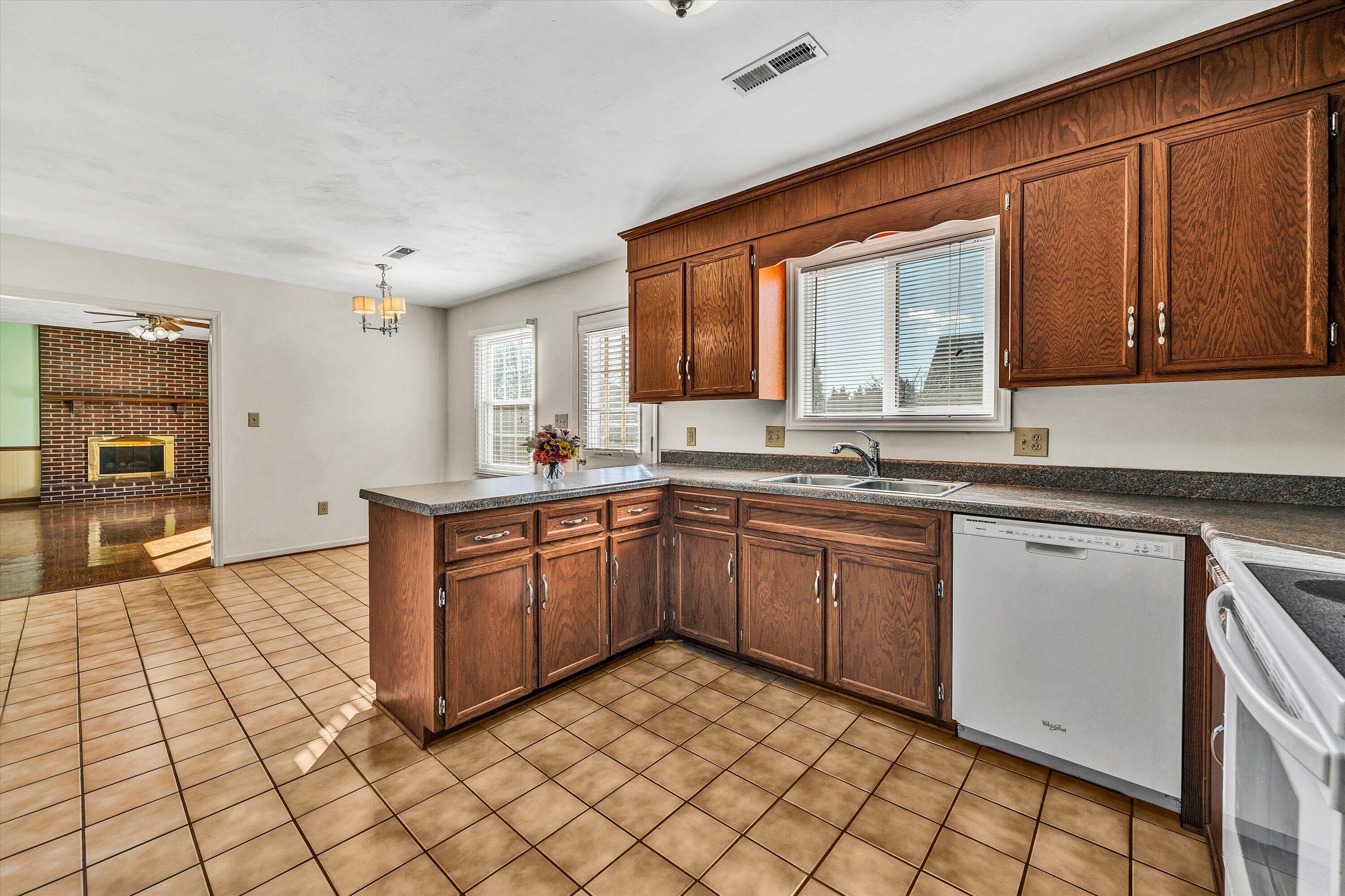 5106 Huntridge Road Roanoke, VA 24012 - Photo 12 of 41 10-010220250006