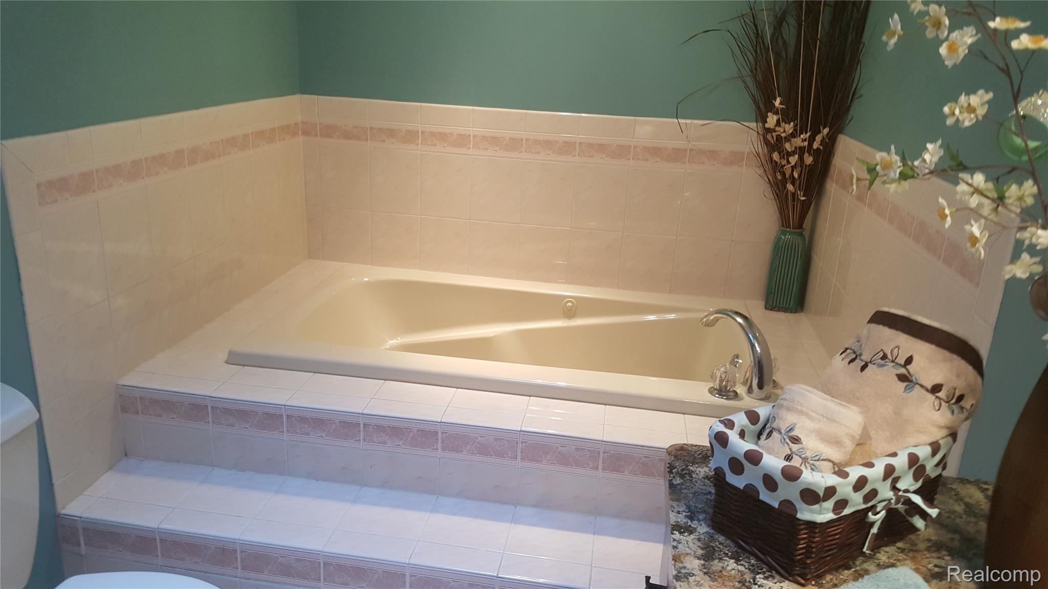 17071 Quarry Road Riverview, MI 48193 - Photo 18 of 27 Master bathroom.