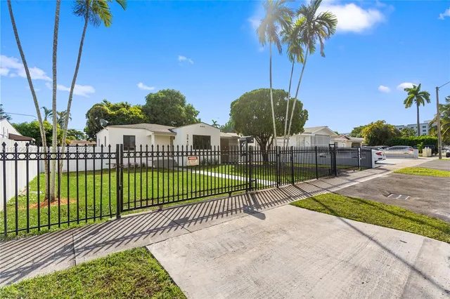 a view of a backyard