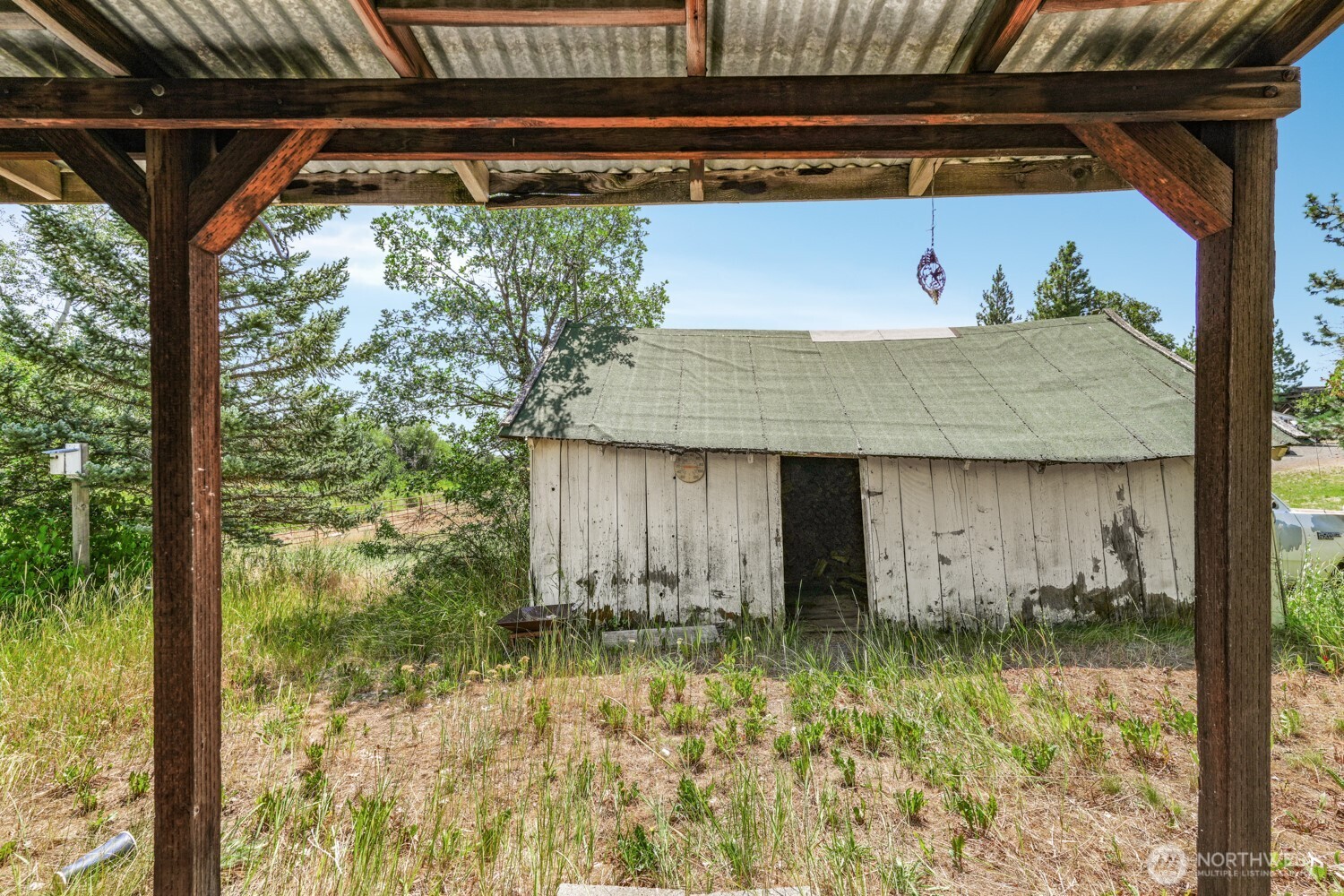 3220 Bickleton Highway Roosevelt, WA 99356 - Photo 11 of 17 a backyard of a house