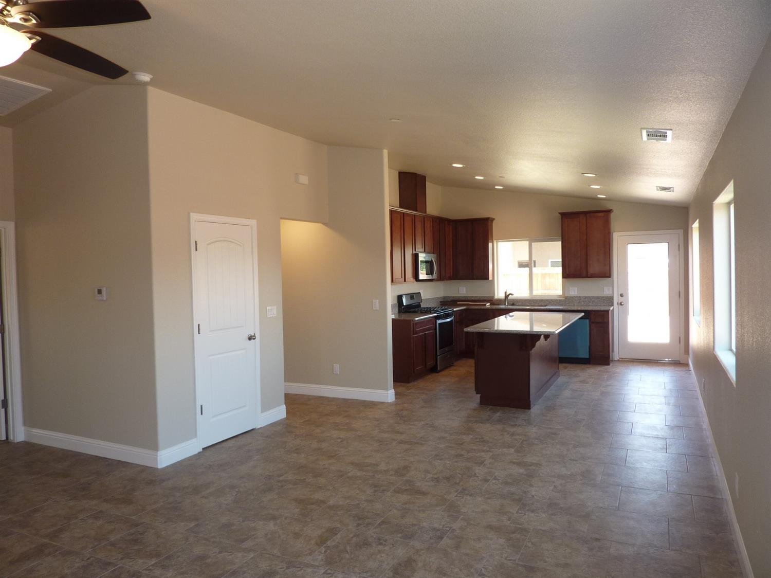 704 Riverside Drive Madera, CA 93638 - Photo 14 of 37 Gallery Image 14