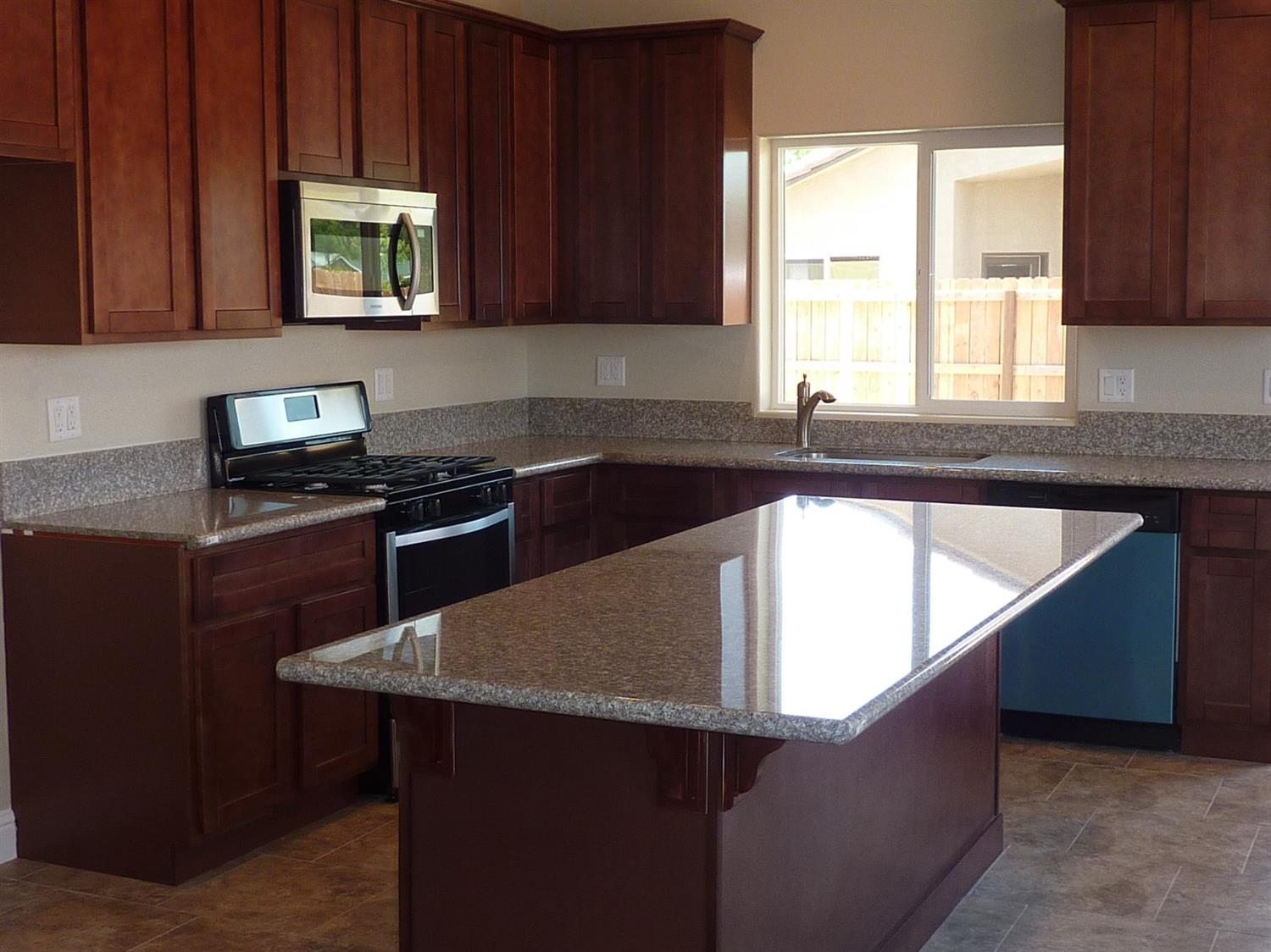 704 Riverside Drive Madera, CA 93638 - Photo 15 of 37 Gallery Image 15