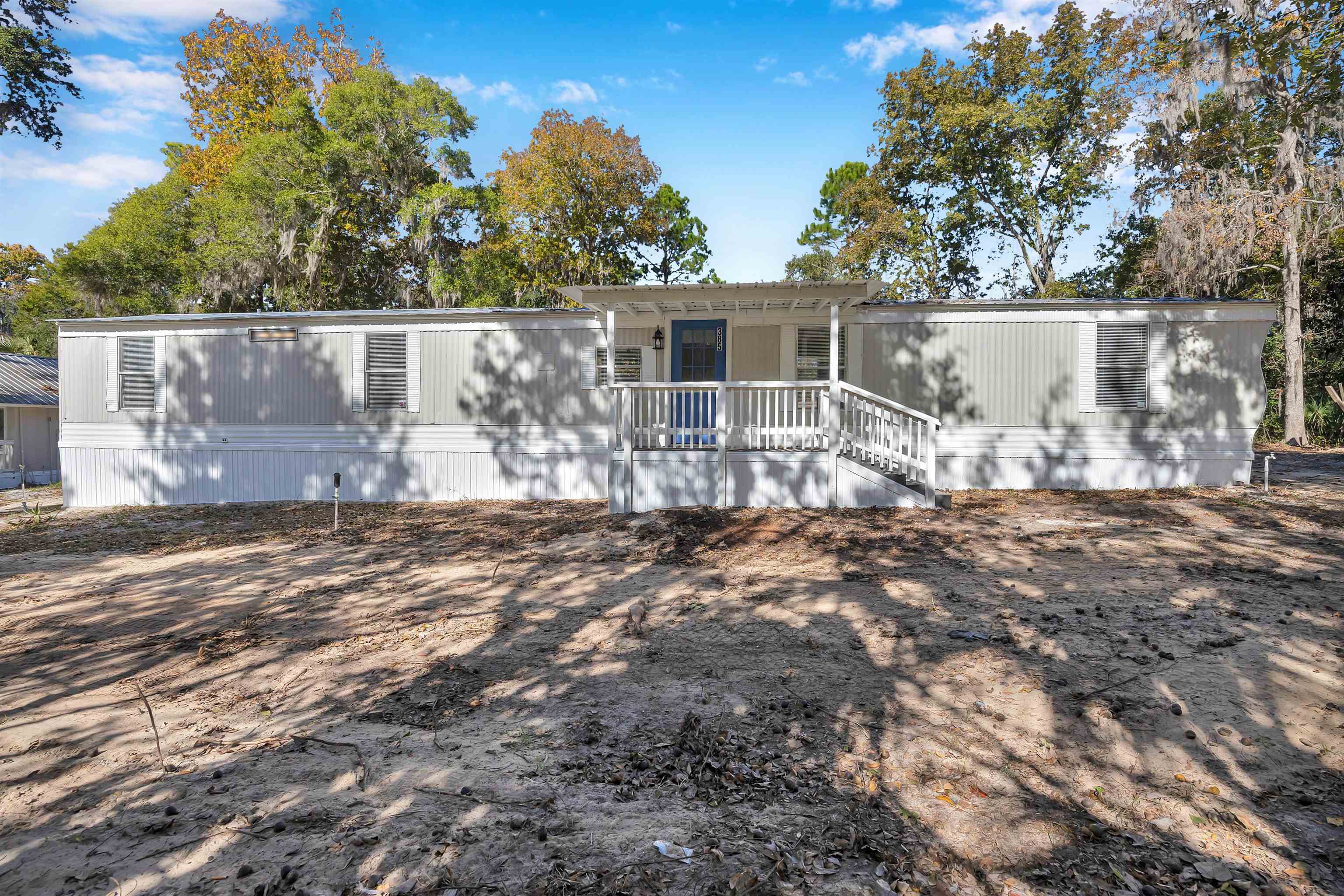 Manufactured / mobile home featuring a porch