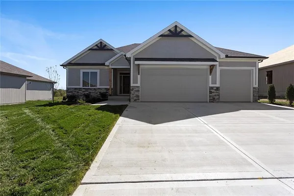 $494,900 | 204 Southwest Chelmsford Drive, Blue Springs, MO 64014
