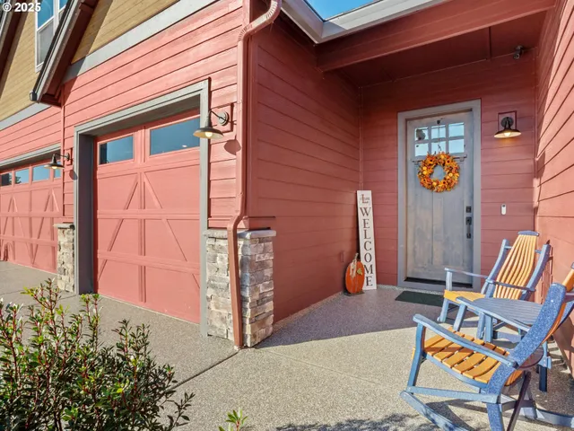 a view of an outdoor space of the house