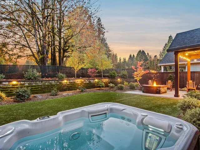 a view of a back yard