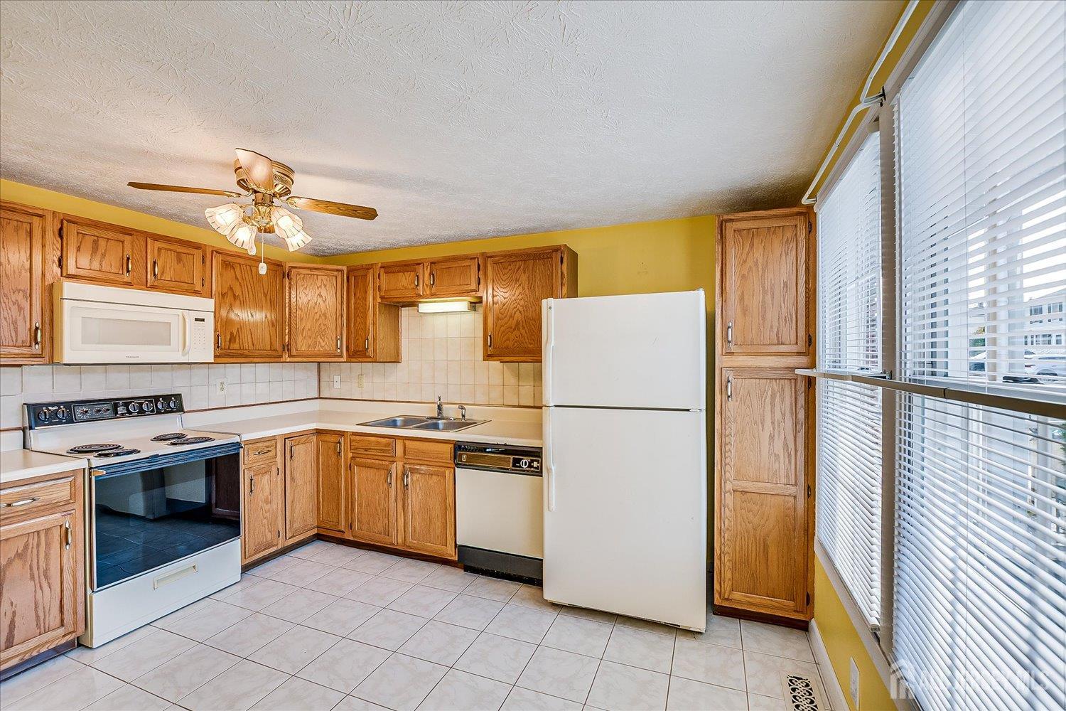 35 Dayna Court Perth Amboy, NJ 08861 - Photo 7 of 28