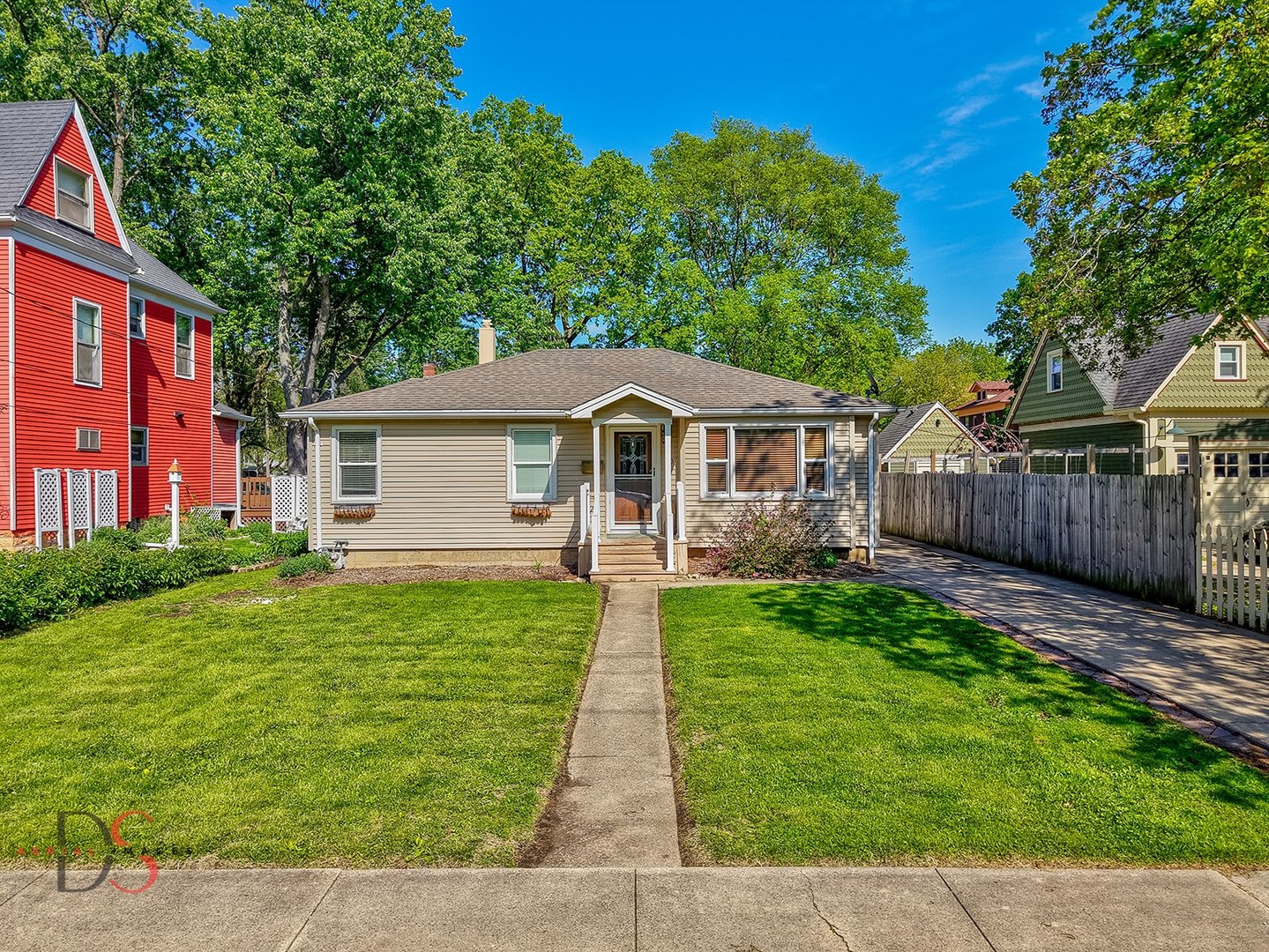 620 York Street Ottawa, IL 61350 - Photo 2 of 17 a front view of a house with a yard