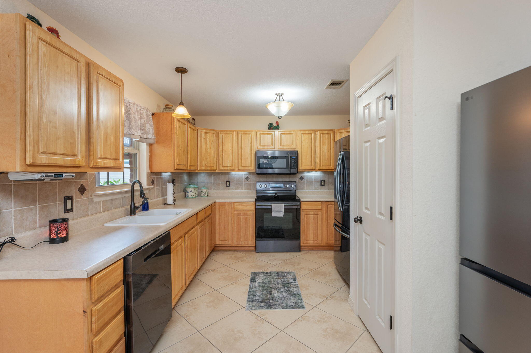 4216 Painter Branch Road Crestview, FL 32539 - Photo 10 of 38 Kitchen