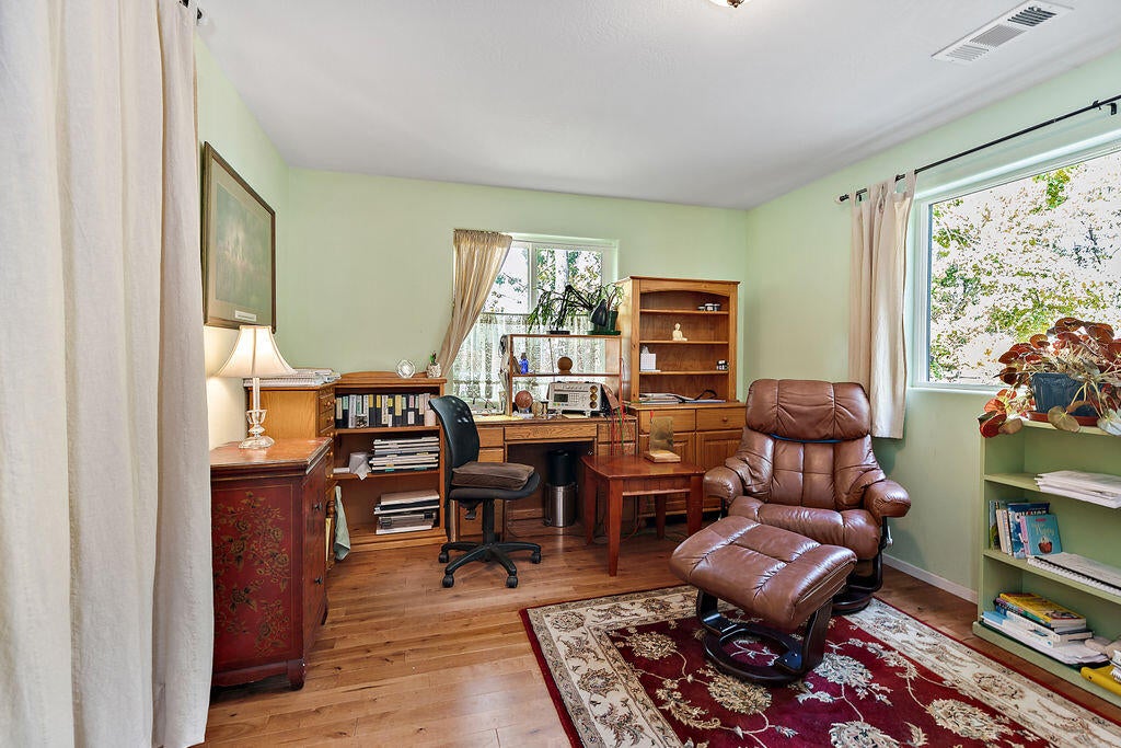 2286 Camp Baker Road Medford, OR 97501 - Photo 20 of 36 Bedroom or office