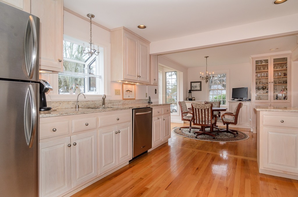 71 Standish Road Wellesley, MA 02481 - Photo 4 of 26