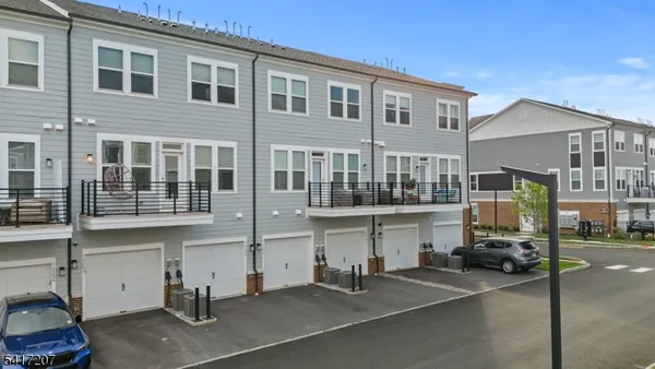 $4,275 | 8 Jessica Lane, Unit 203, Union, NJ 07083
