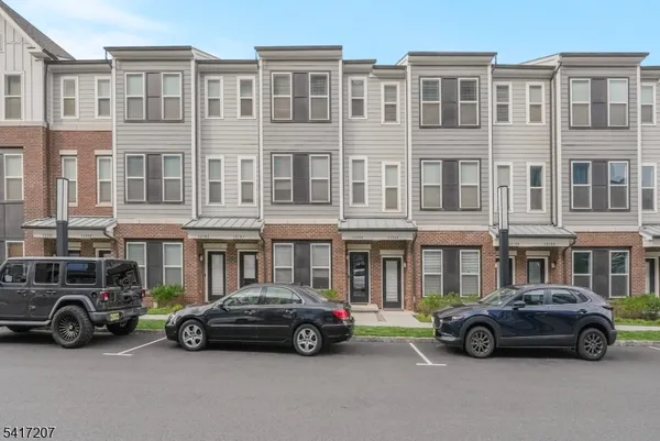 $4,275 | 8 Jessica Lane, Unit 203, Union, NJ 07083