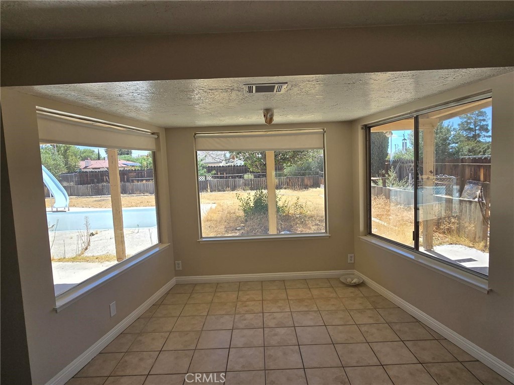 20239 Osseo Road Apple Valley, CA 92308 - Photo 7 of 12 Breakfast Nook
