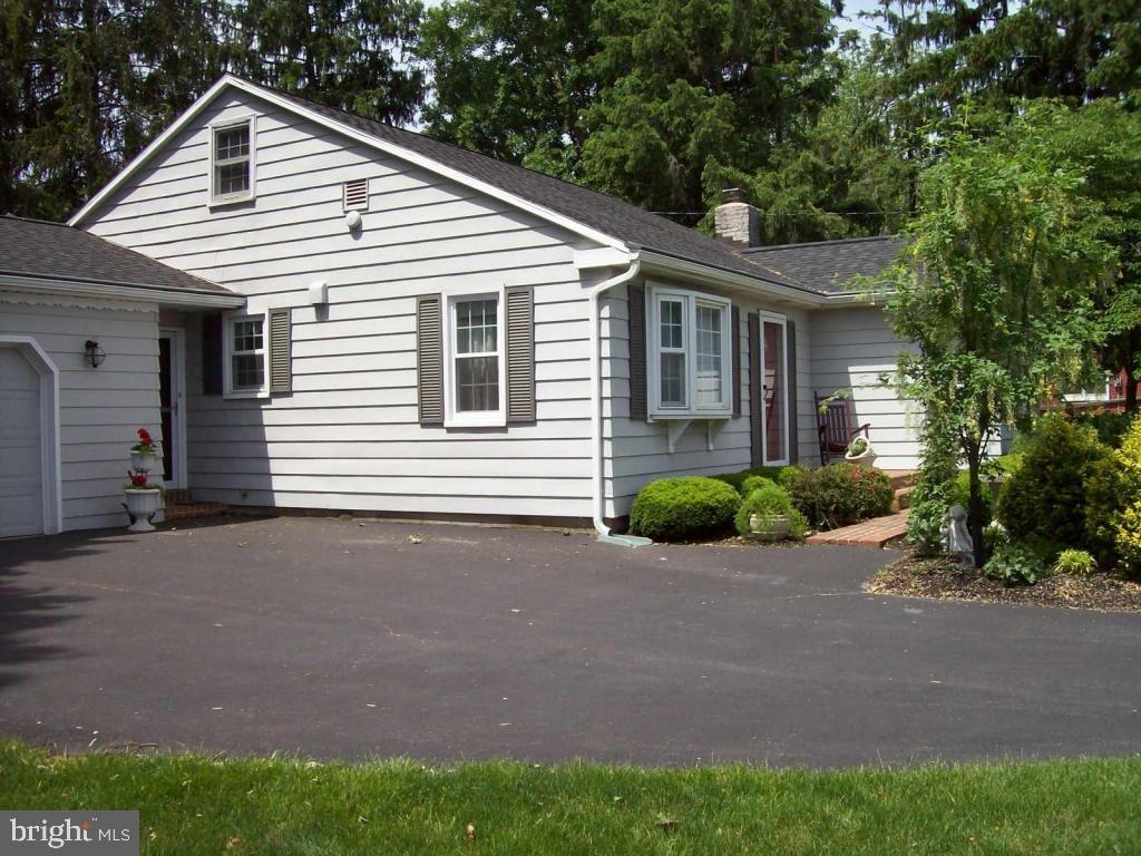 1284 Graystone Road Manheim, PA 17545 - Photo 2 of 24
